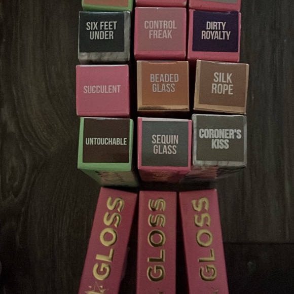 Jeffree star bundle
55 lipglosses
40 concealers
Over 150 pieces see pictures - Picture 5 of 14